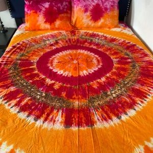 Tie dyed cotton bedsheet with two pillow cases